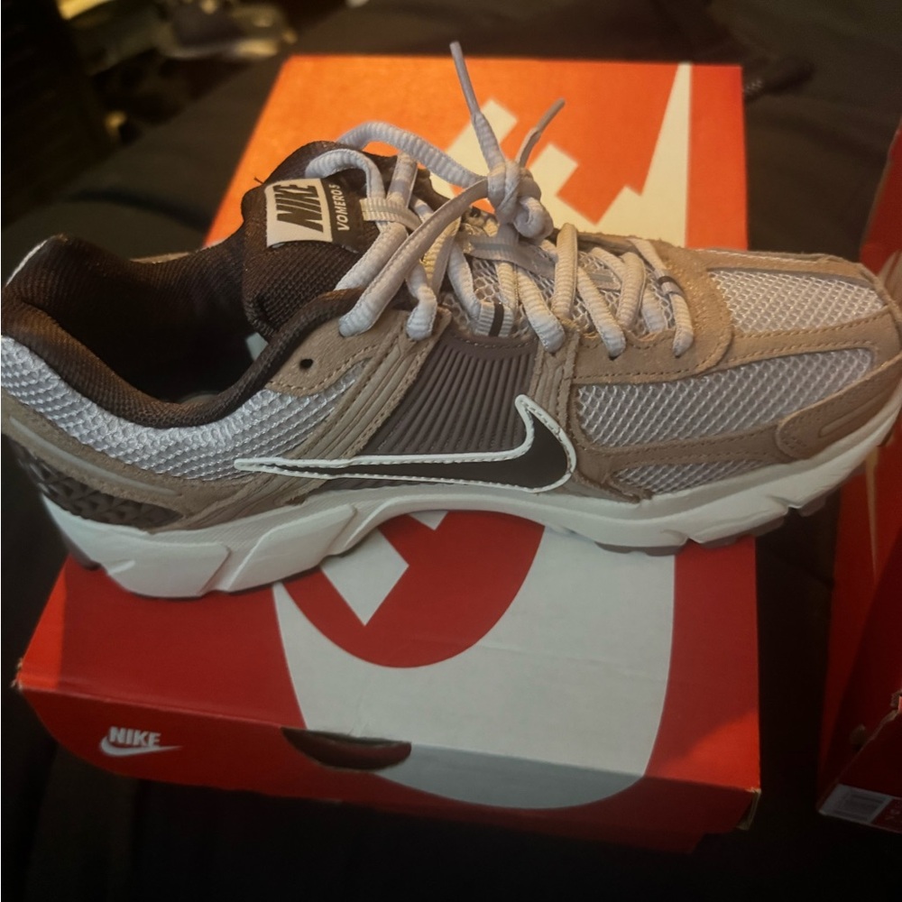 Nike Brown and White Sneakers Vomero unisex